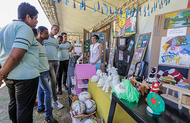 Exposição da Escola Estadual Paulo Freire apresentou os trabalhos feitos pelos alunos detentos da penitenciária Nelson Hungria. Foto: Igor Ribeiro